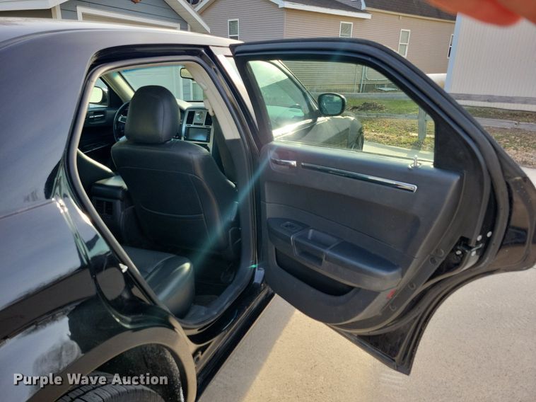 image for item LC9852 2010 Chrysler 300 Touring 