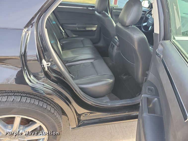 image for item LC9852 2010 Chrysler 300 Touring 