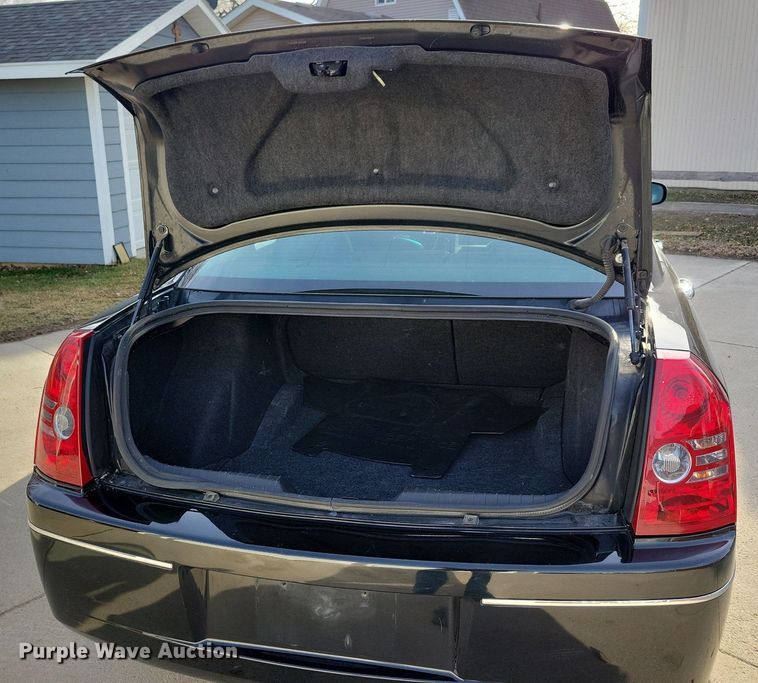 image for item LC9852 2010 Chrysler 300 Touring 