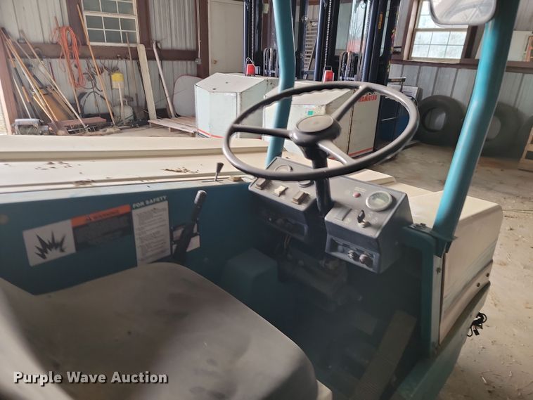 image for item LD9113 Tennant 530E floor scrubber