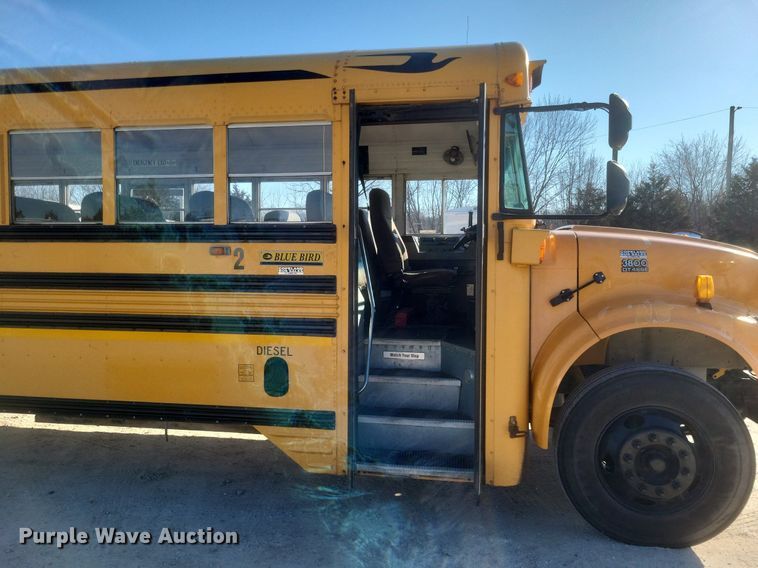 image for item MI9987 2003 International 3800 school bus