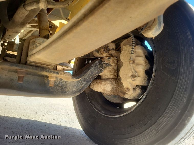 image for item MI9987 2003 International 3800 school bus