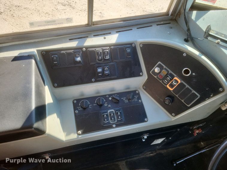 image for item MI9987 2003 International 3800 school bus