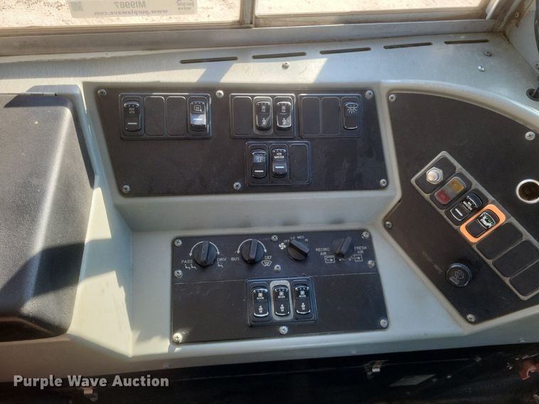 image for item MI9987 2003 International 3800 school bus