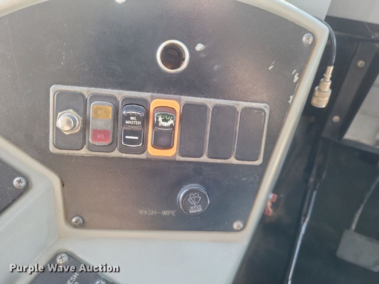 image for item MI9987 2003 International 3800 school bus