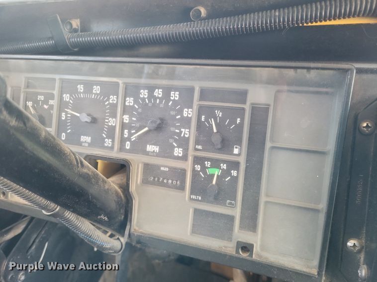 image for item MI9987 2003 International 3800 school bus