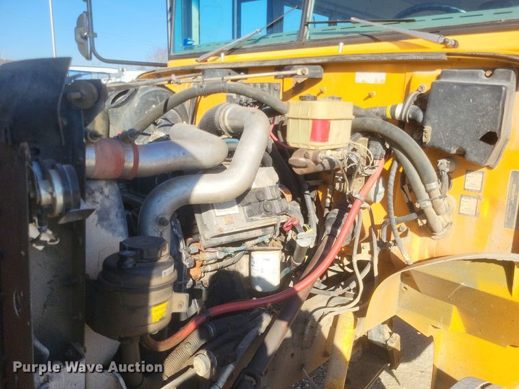 image for item MI9987 2003 International 3800 school bus