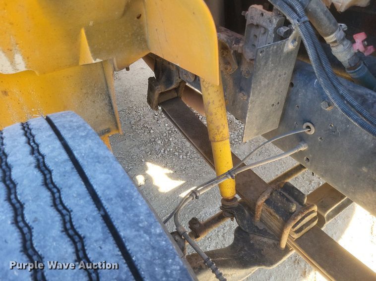 image for item MI9987 2003 International 3800 school bus