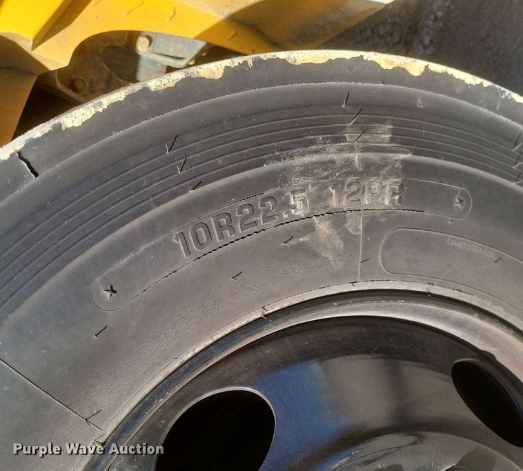 image for item MI9987 2003 International 3800 school bus