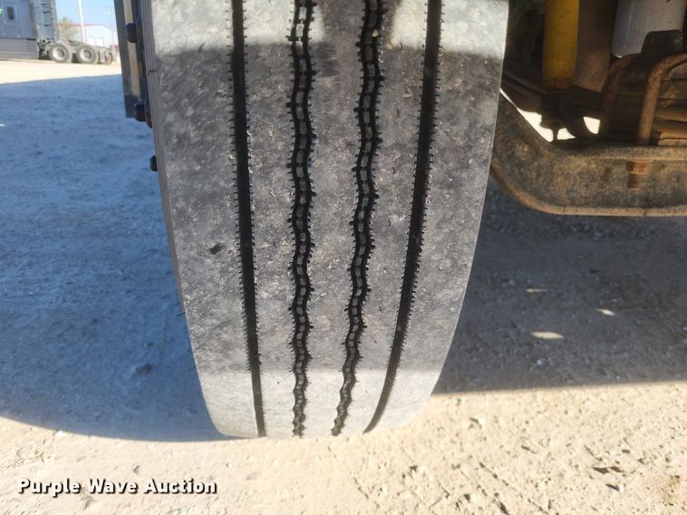 image for item MI9987 2003 International 3800 school bus