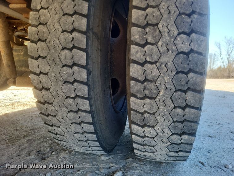 image for item MI9987 2003 International 3800 school bus