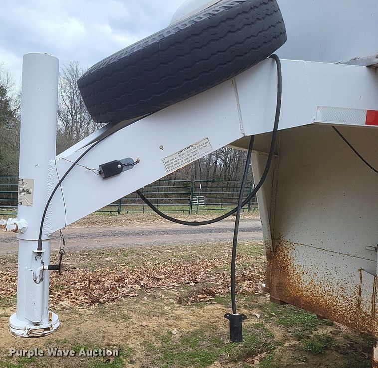 image for item MJ9003 1997 Gooseneck livestock trailer