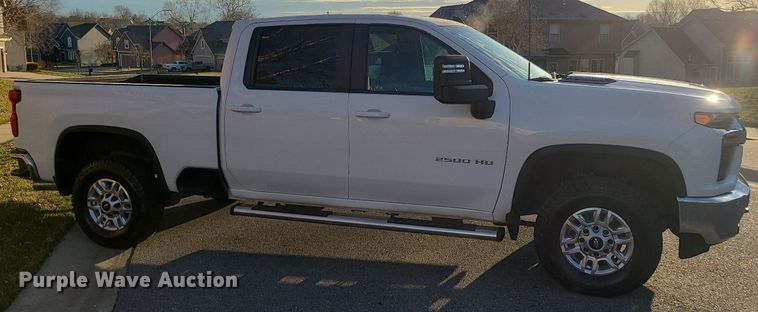 image for item MQ9616 2020 Chevrolet  Silverado 2500HD Crew Cab pickup truck