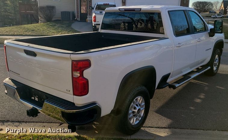 image for item MQ9616 2020 Chevrolet  Silverado 2500HD Crew Cab pickup truck