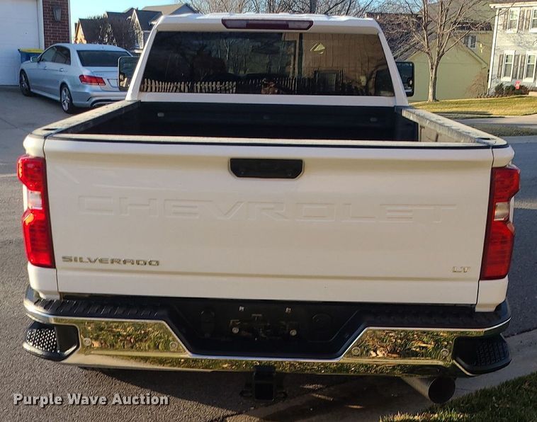 image for item MQ9616 2020 Chevrolet  Silverado 2500HD Crew Cab pickup truck