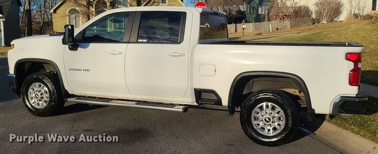 image for item MQ9616 2020 Chevrolet  Silverado 2500HD Crew Cab pickup truck