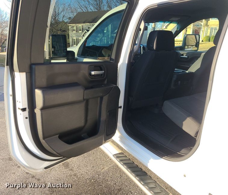 image for item MQ9616 2020 Chevrolet  Silverado 2500HD Crew Cab pickup truck