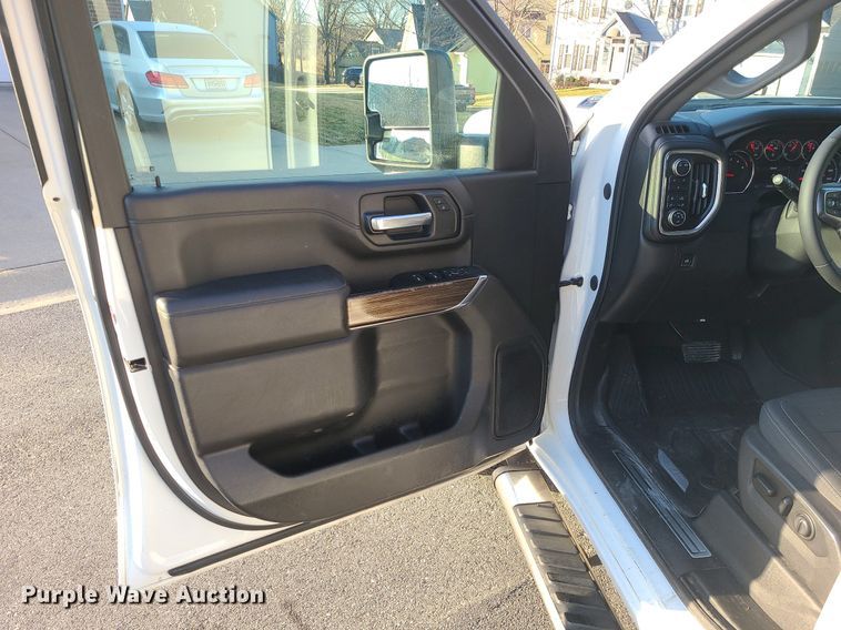 image for item MQ9616 2020 Chevrolet  Silverado 2500HD Crew Cab pickup truck