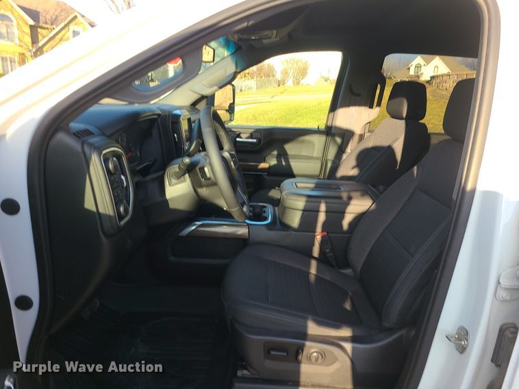 image for item MQ9616 2020 Chevrolet  Silverado 2500HD Crew Cab pickup truck