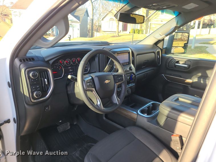 image for item MQ9616 2020 Chevrolet  Silverado 2500HD Crew Cab pickup truck