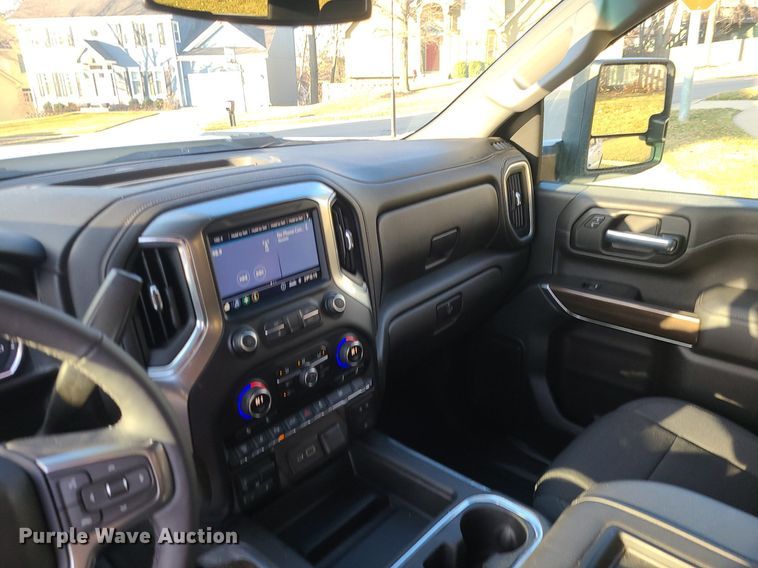 image for item MQ9616 2020 Chevrolet  Silverado 2500HD Crew Cab pickup truck