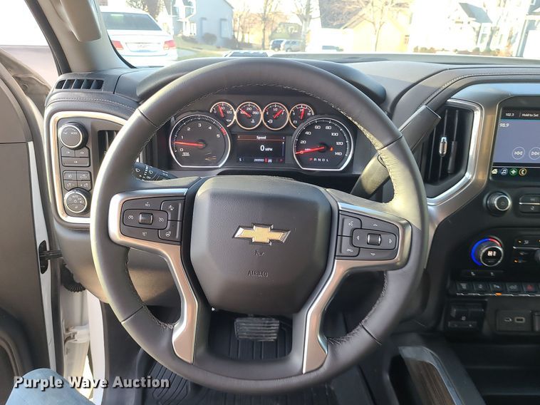 image for item MQ9616 2020 Chevrolet  Silverado 2500HD Crew Cab pickup truck