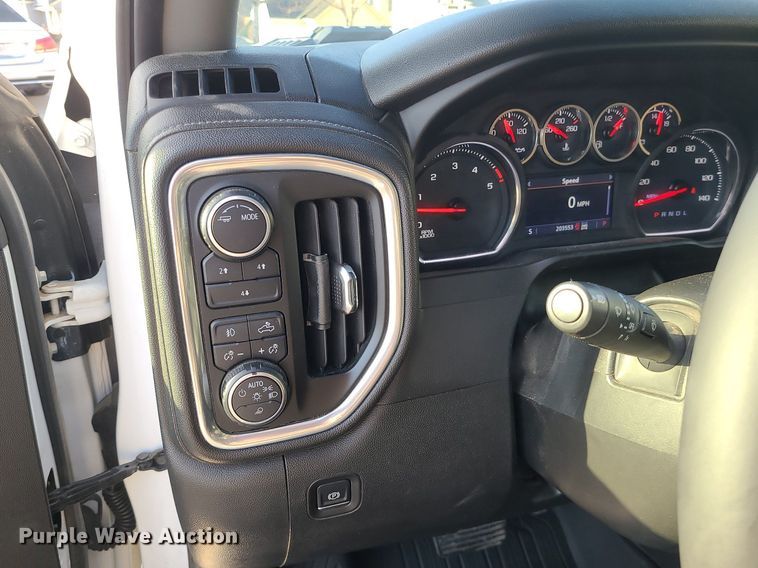 image for item MQ9616 2020 Chevrolet  Silverado 2500HD Crew Cab pickup truck