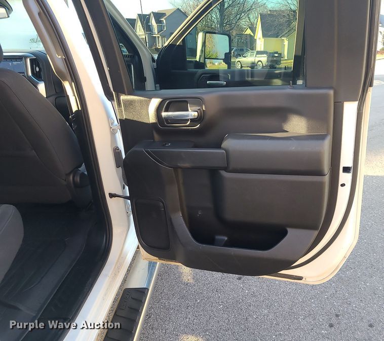 image for item MQ9616 2020 Chevrolet  Silverado 2500HD Crew Cab pickup truck