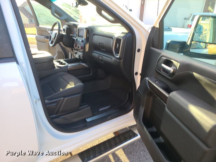 image for item MQ9616 2020 Chevrolet  Silverado 2500HD Crew Cab pickup truck