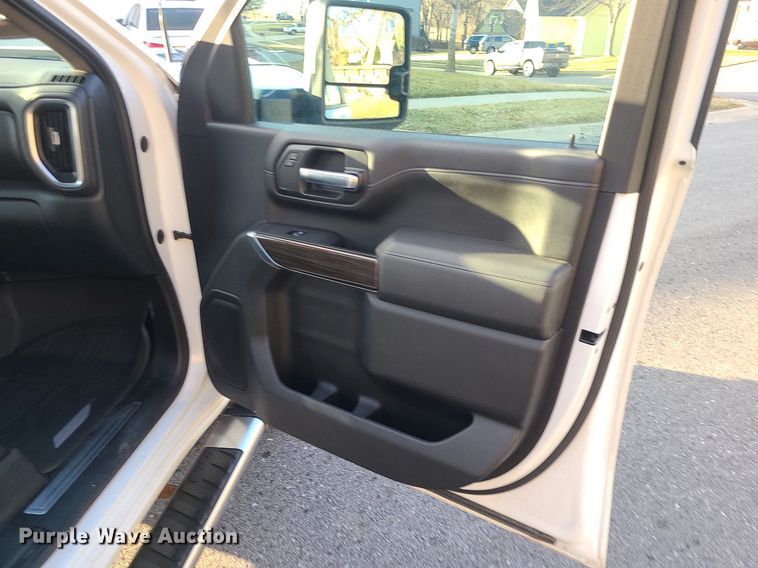 image for item MQ9616 2020 Chevrolet  Silverado 2500HD Crew Cab pickup truck