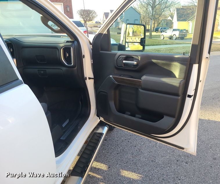 image for item MQ9616 2020 Chevrolet  Silverado 2500HD Crew Cab pickup truck