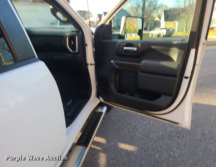 image for item MQ9616 2020 Chevrolet  Silverado 2500HD Crew Cab pickup truck