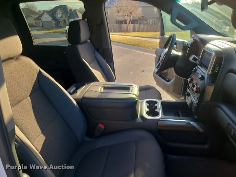 image for item MQ9616 2020 Chevrolet  Silverado 2500HD Crew Cab pickup truck