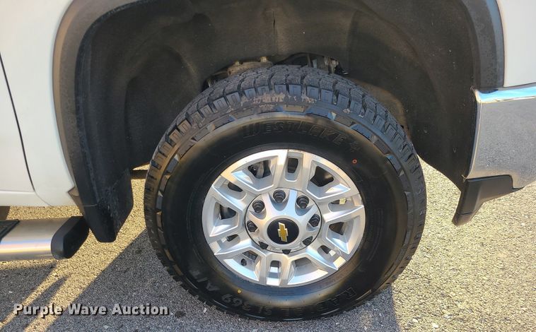 image for item MQ9616 2020 Chevrolet  Silverado 2500HD Crew Cab pickup truck