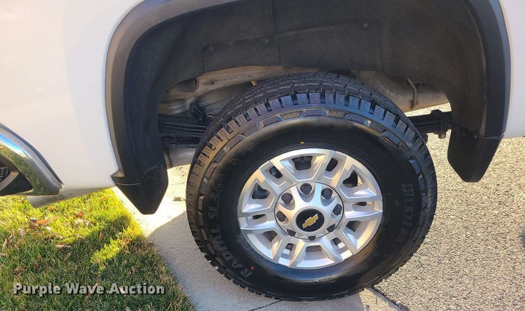 image for item MQ9616 2020 Chevrolet  Silverado 2500HD Crew Cab pickup truck