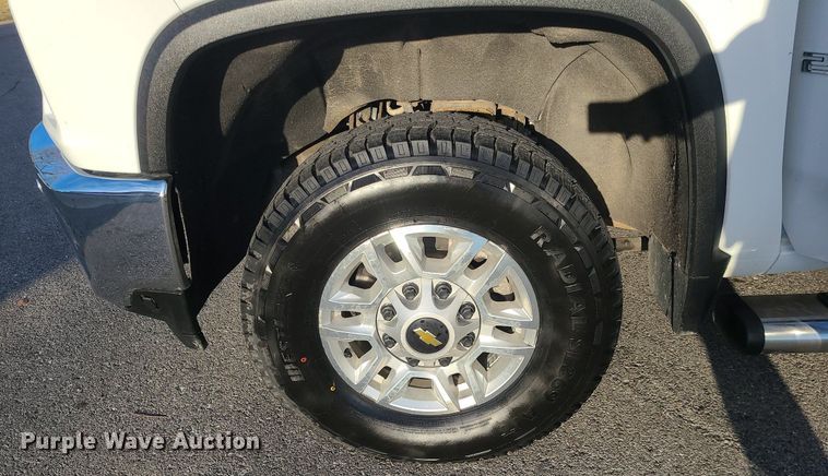 image for item MQ9616 2020 Chevrolet  Silverado 2500HD Crew Cab pickup truck