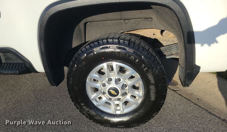 image for item MQ9616 2020 Chevrolet  Silverado 2500HD Crew Cab pickup truck