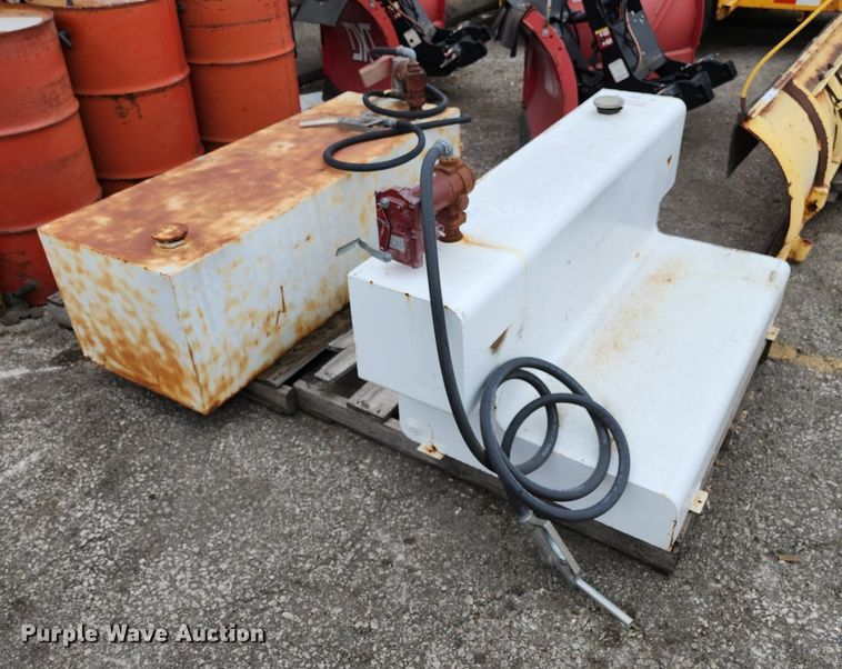 image for item MQ9674 (2) auxiliary fuel tanks