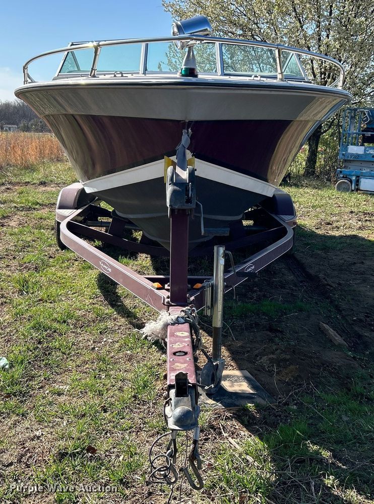 image for item NB9333 1981 Thunderbird F-20 LS boat