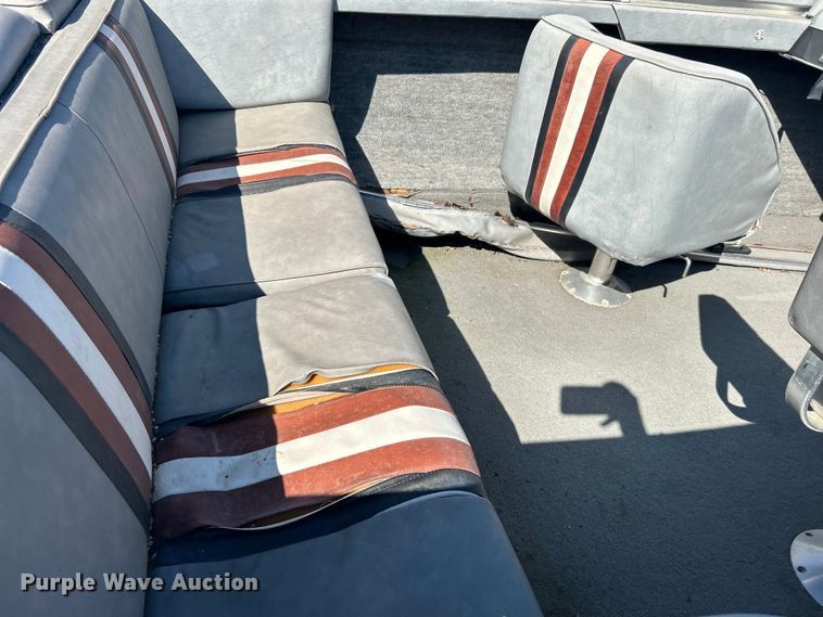 image for item NB9333 1981 Thunderbird F-20 LS boat