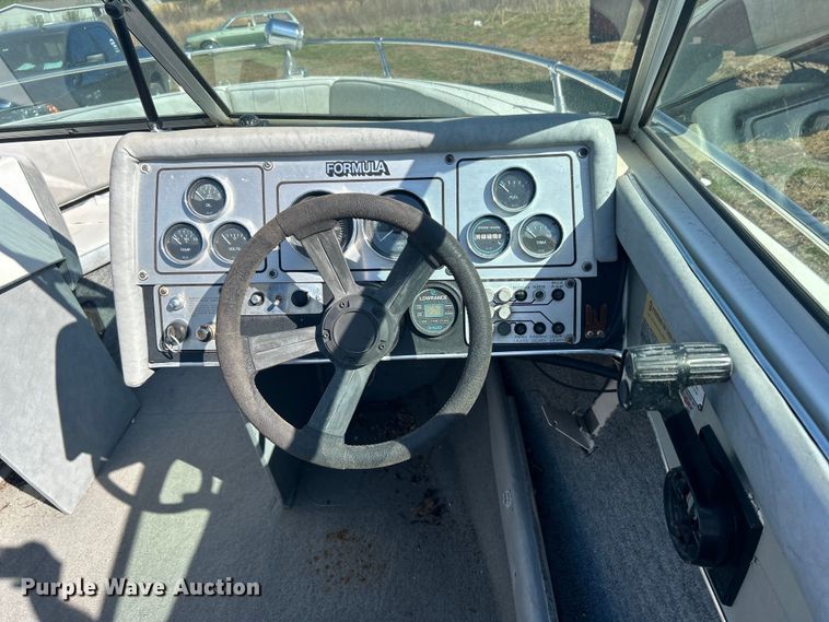 image for item NB9333 1981 Thunderbird F-20 LS boat