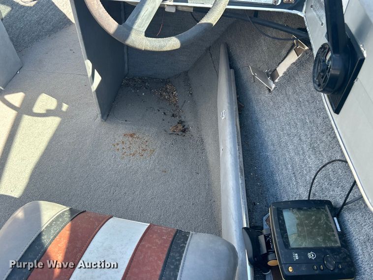 image for item NB9333 1981 Thunderbird F-20 LS boat