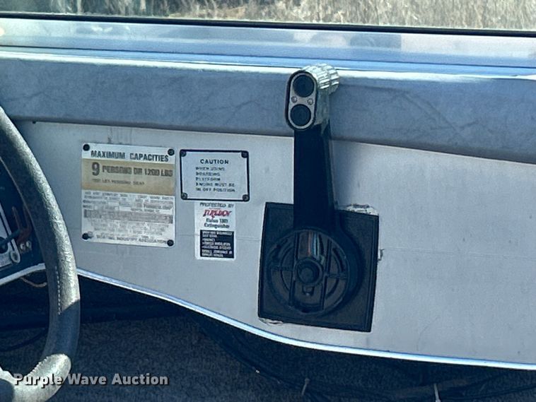 image for item NB9333 1981 Thunderbird F-20 LS boat