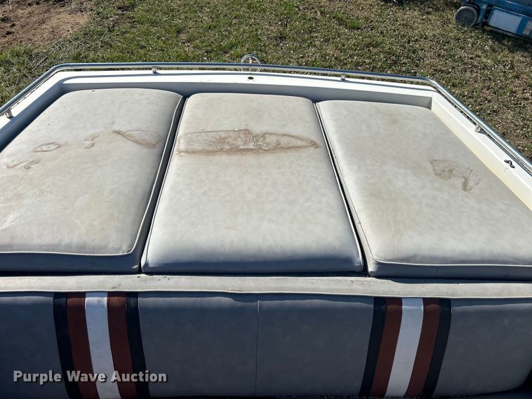 image for item NB9333 1981 Thunderbird F-20 LS boat