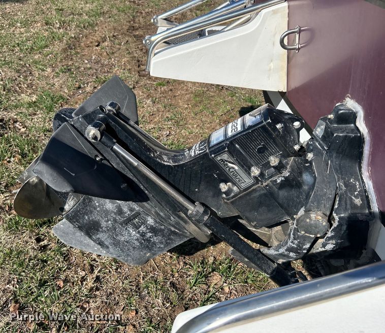 image for item NB9333 1981 Thunderbird F-20 LS boat