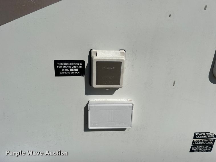 image for item NB9335 2006 Forest River Rockwood camper