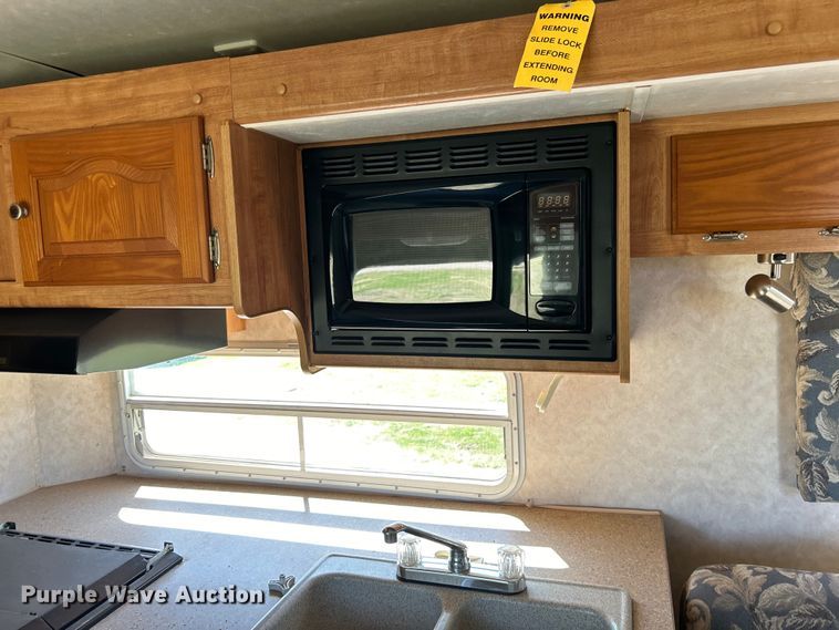 image for item NB9335 2006 Forest River Rockwood camper