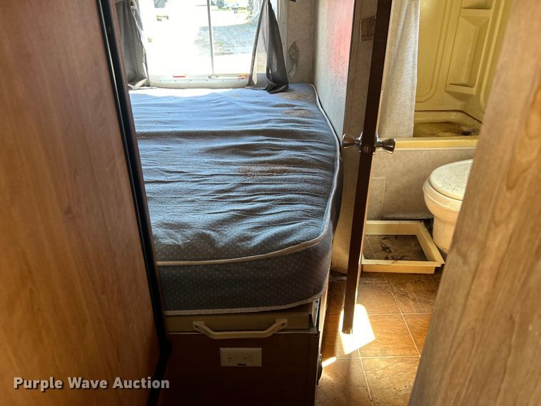 image for item NB9335 2006 Forest River Rockwood camper