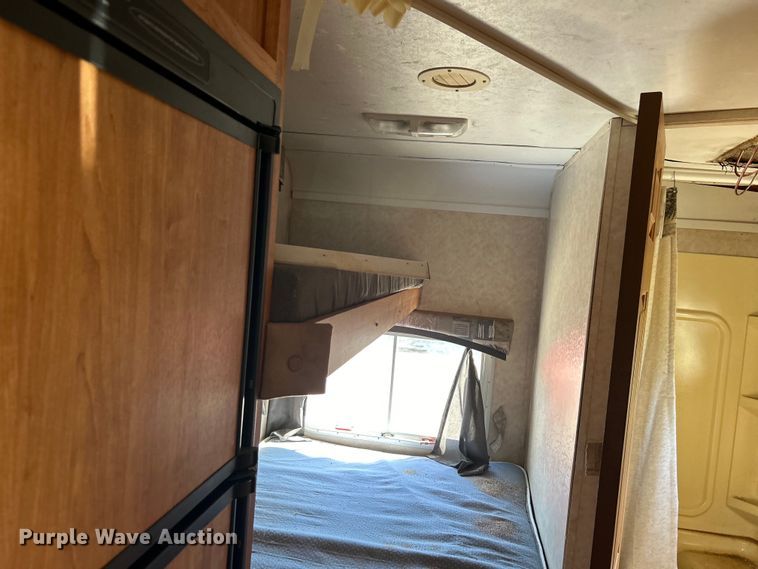 image for item NB9335 2006 Forest River Rockwood camper