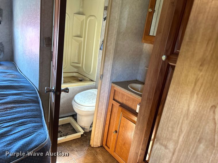 image for item NB9335 2006 Forest River Rockwood camper